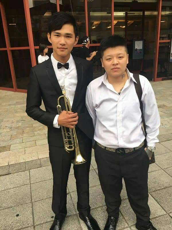 上周日余弘揚（左）參加的桃園交響管樂團二團公演，多年來支持他的朋友都來捧場。圖／余弘揚提供